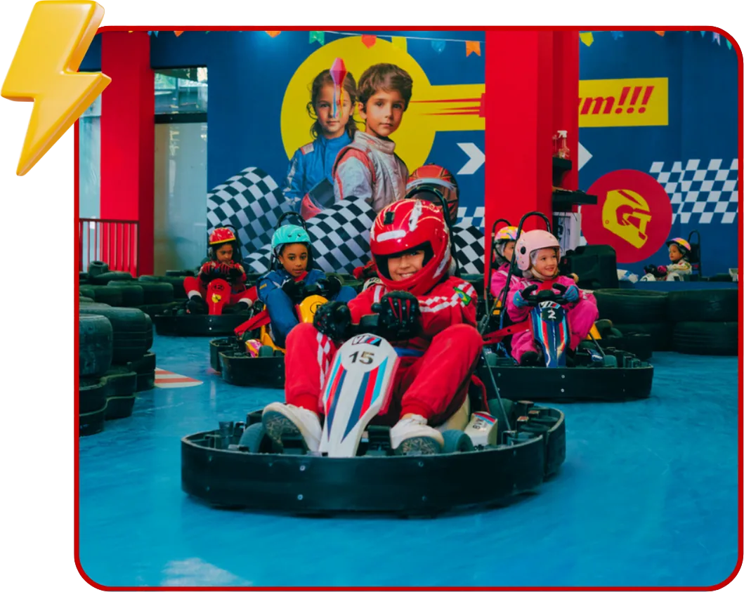 Corrida de kart elétrico infantil com monitores acompanhando na eKarts em BH