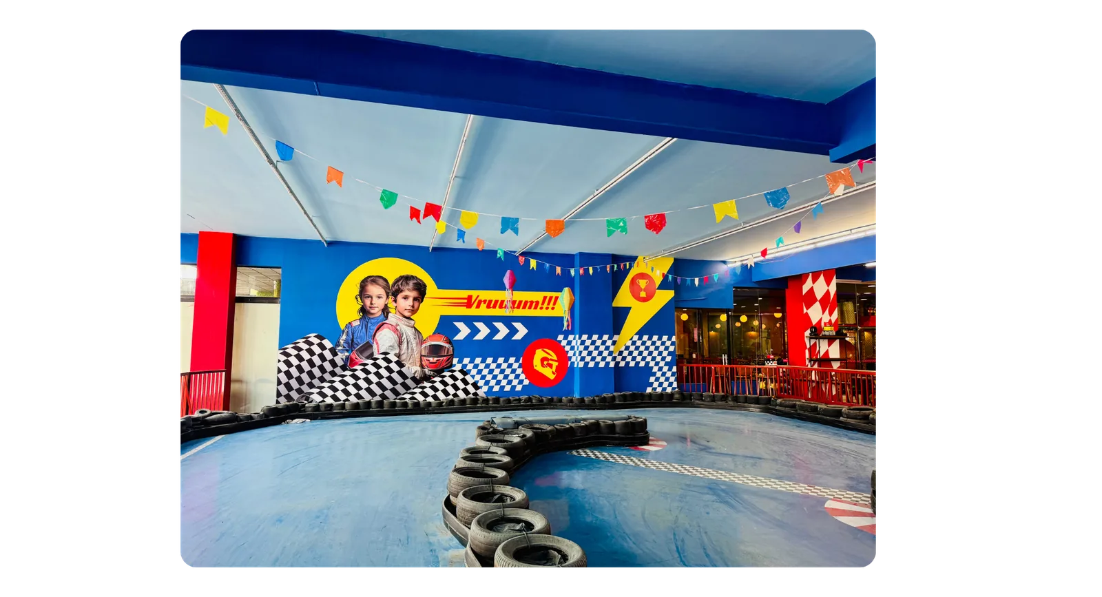 Espaço da eKarts no Shopping Paragem, BH, com pista de kart indoor e área para as famílias