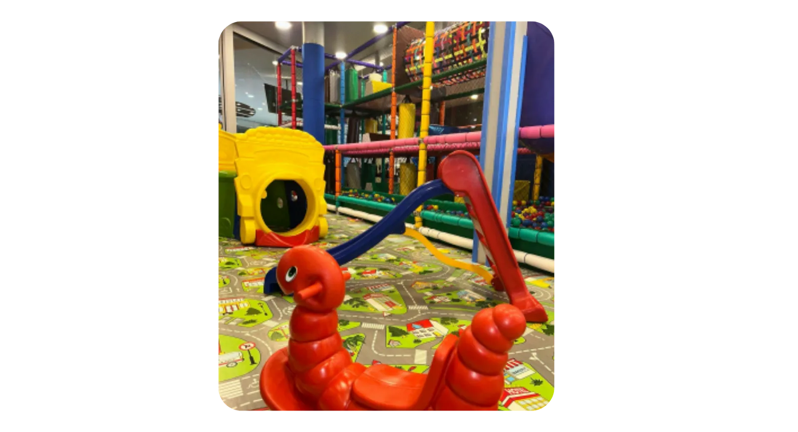 Parquinho infantil Paragem Kids anexo à pista de kart da eKarts no Shopping Paragem
