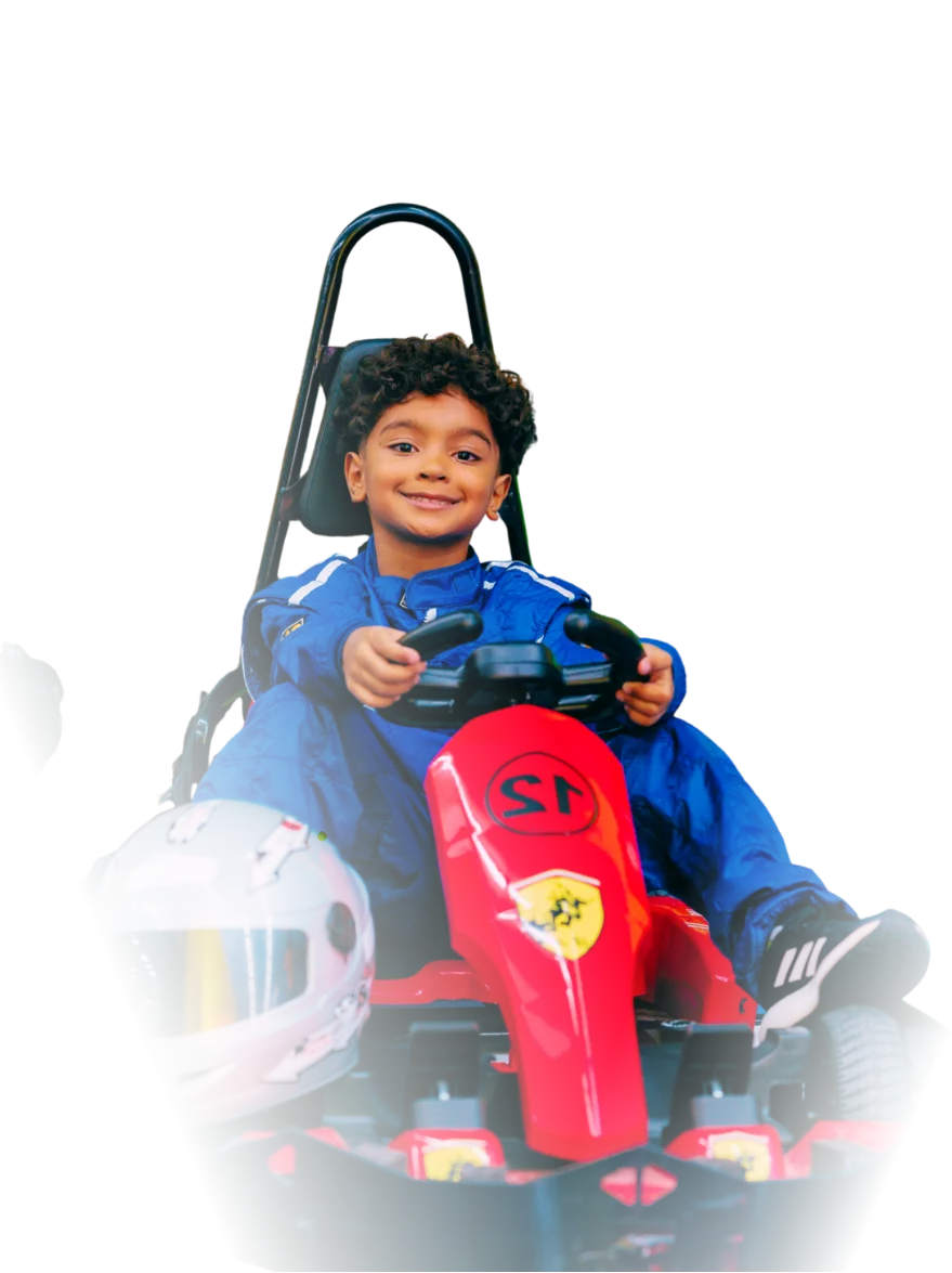 Menino comemorando com troféu no pódio do kart infantil da eKarts em BH