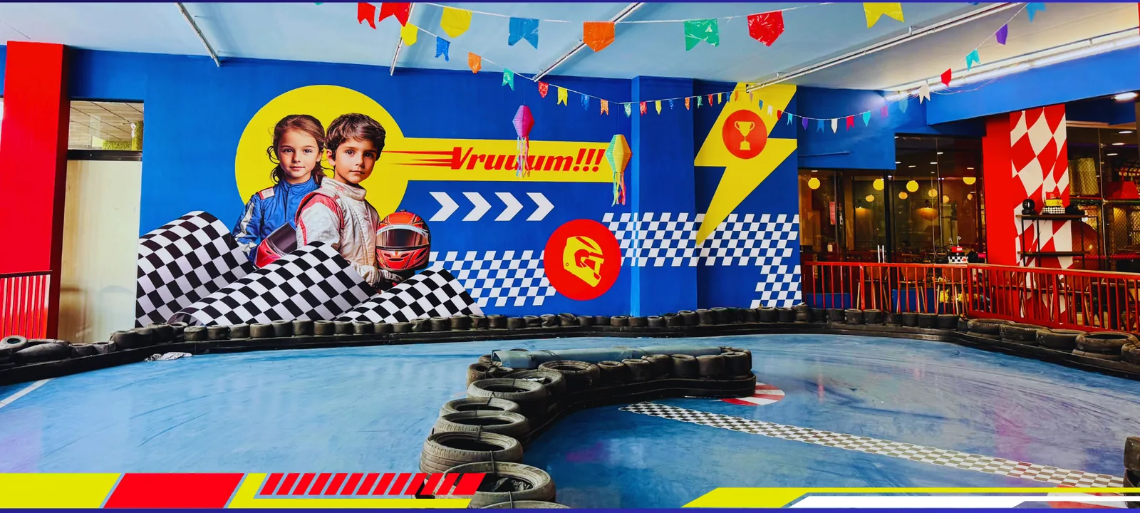 Vista panorâmica da pista de kart elétrico infantil indoor da eKarts em Belo Horizonte