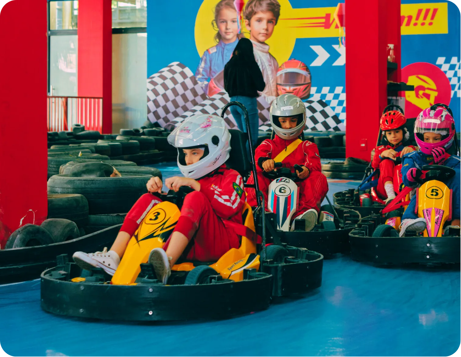 Crianças alinhadas para a largada da corrida de kart infantil na eKarts em BH