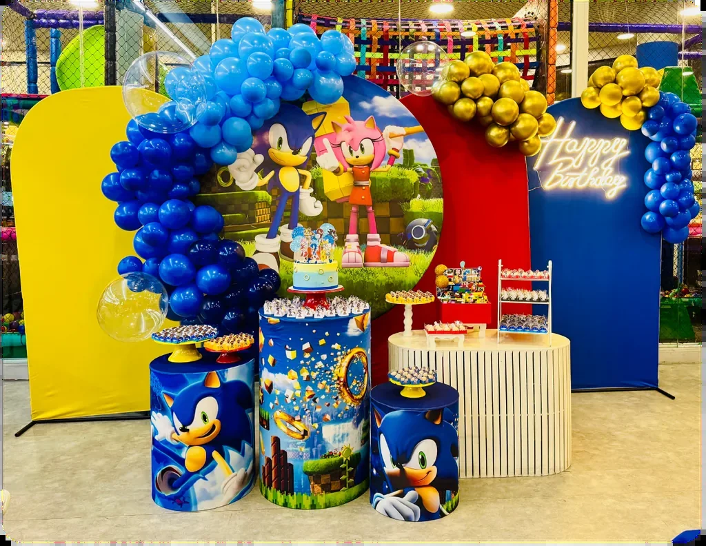 Salão de festas infantil decorado com tema personalizado na eKarts, em Belo Horizonte