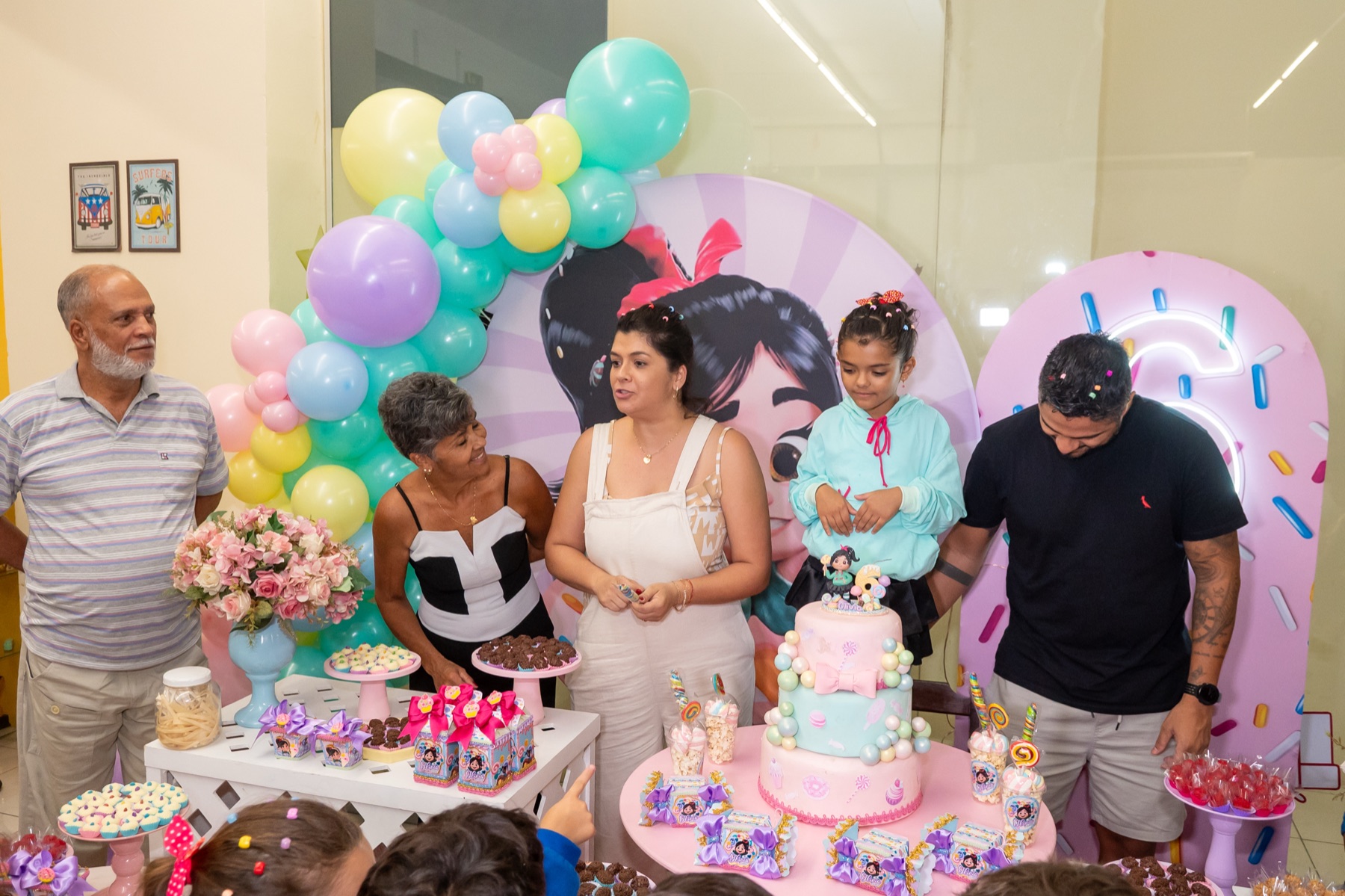 Momento do parabéns com bolo em uma festa real no eKarts