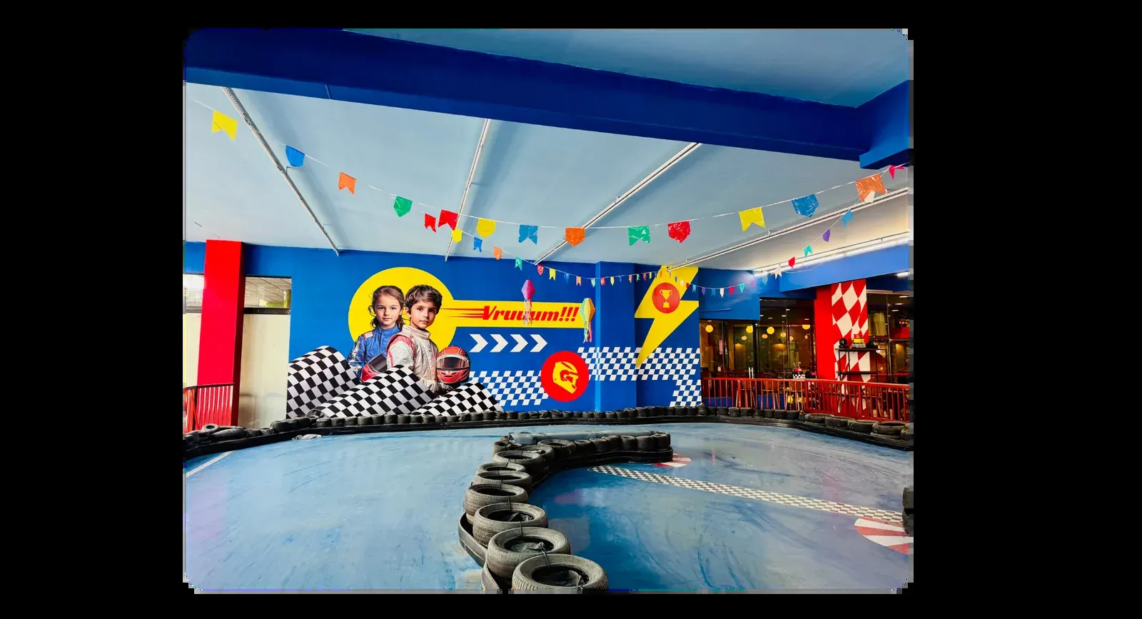 Visão geral da pista indoor do eKarts no Shopping Paragem