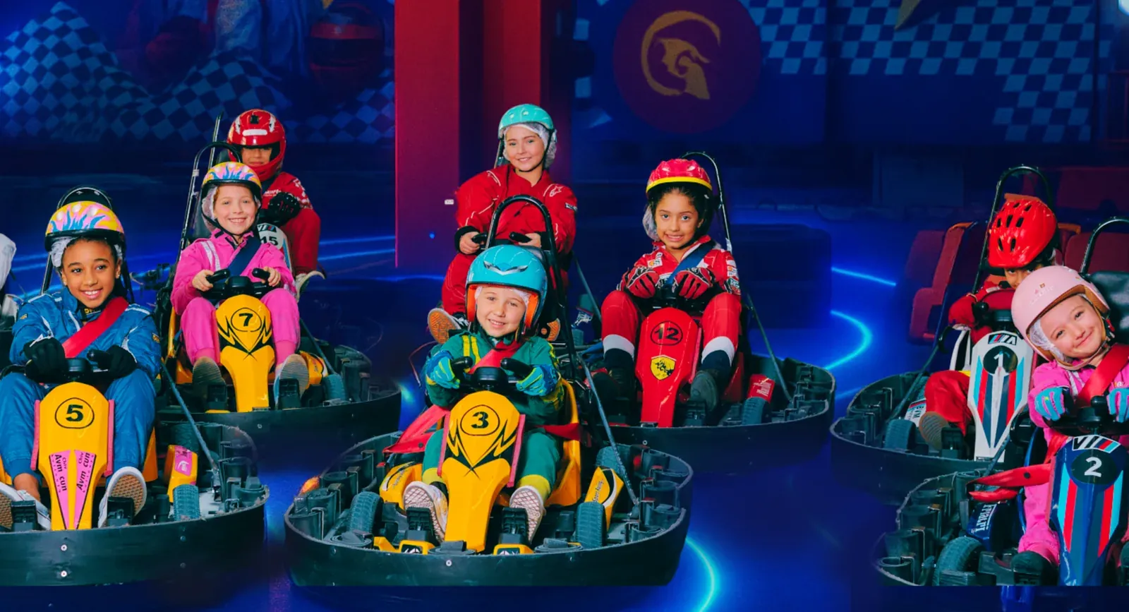 Grid de karts elétricos com as crianças prontas