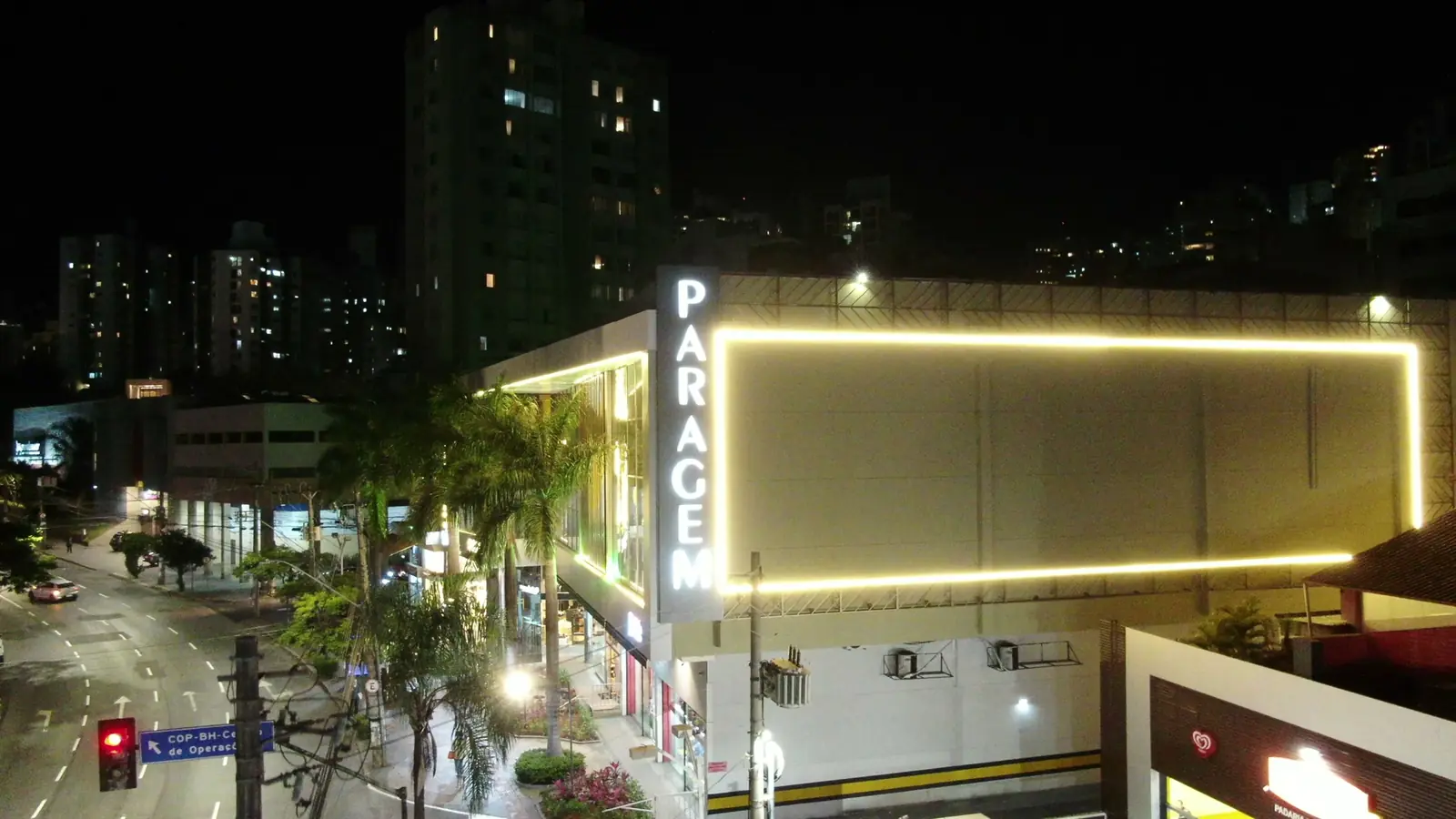 Fachada iluminada do Shopping Paragem à noite, vista do alto
