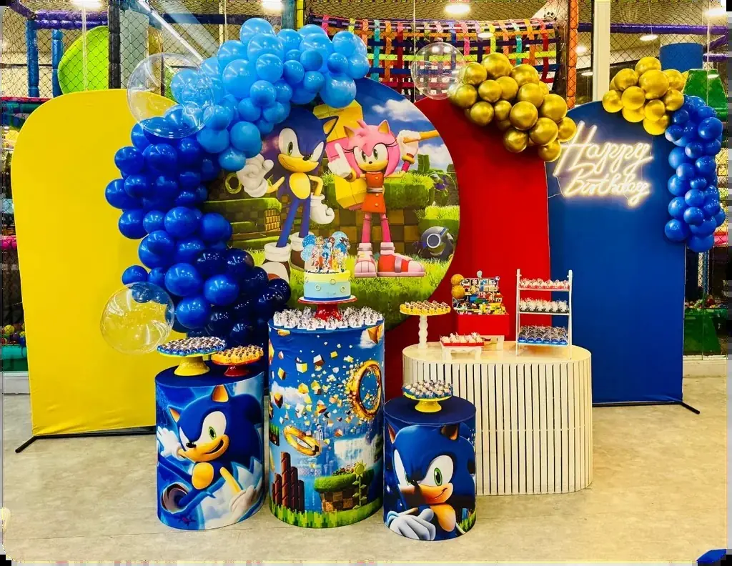 Mesa do parabéns decorada com tema Sonic, balões azuis e dourados