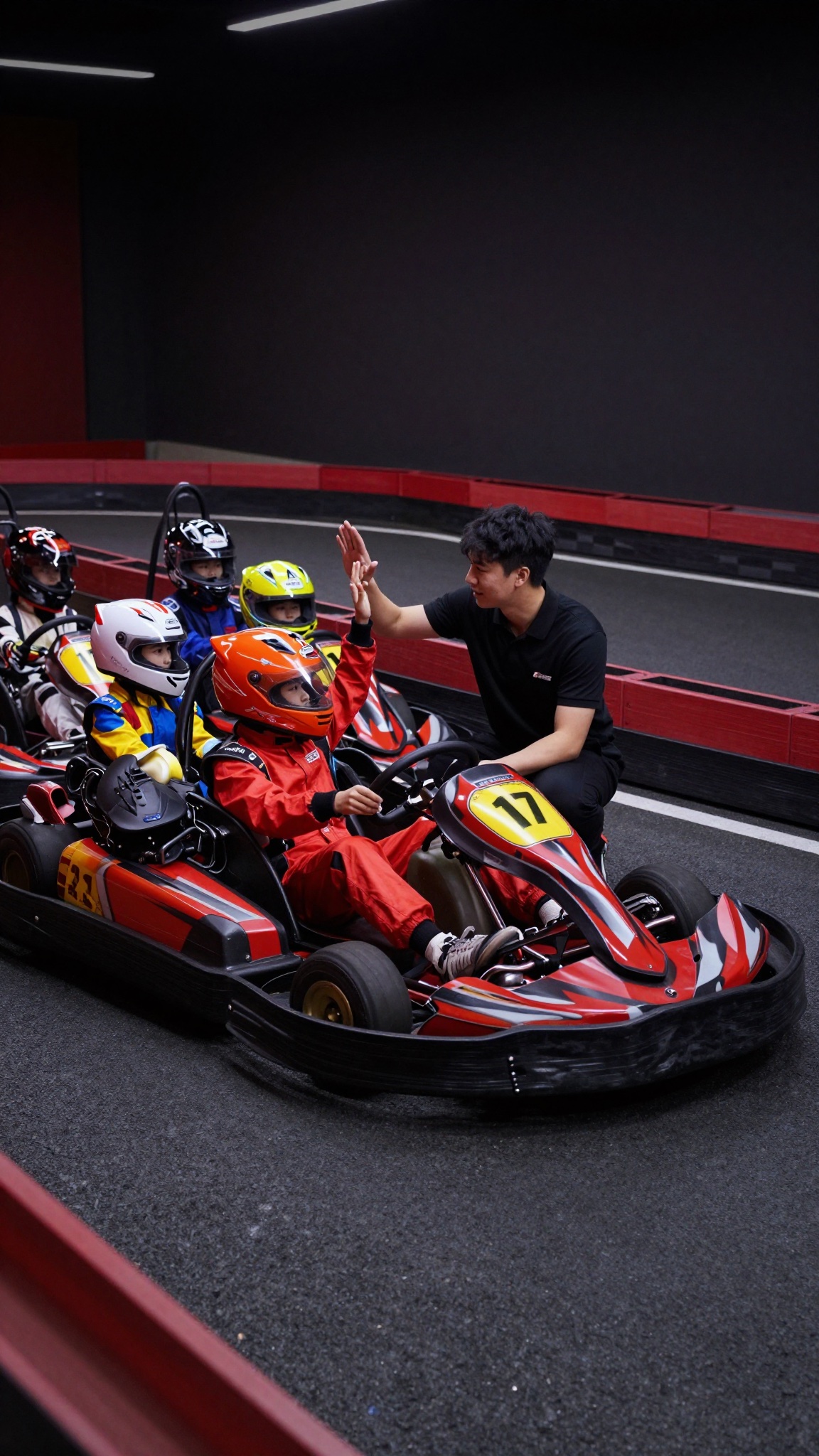 Instrutor do eKarts dando o briefing de pista para as crianças antes da largada